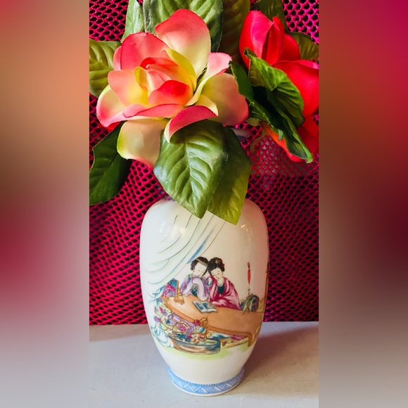Elegant Vintage Vase- Delicate Hand Painted Art-Excellent Condition-From 1980’s? - Picture 7 of 16